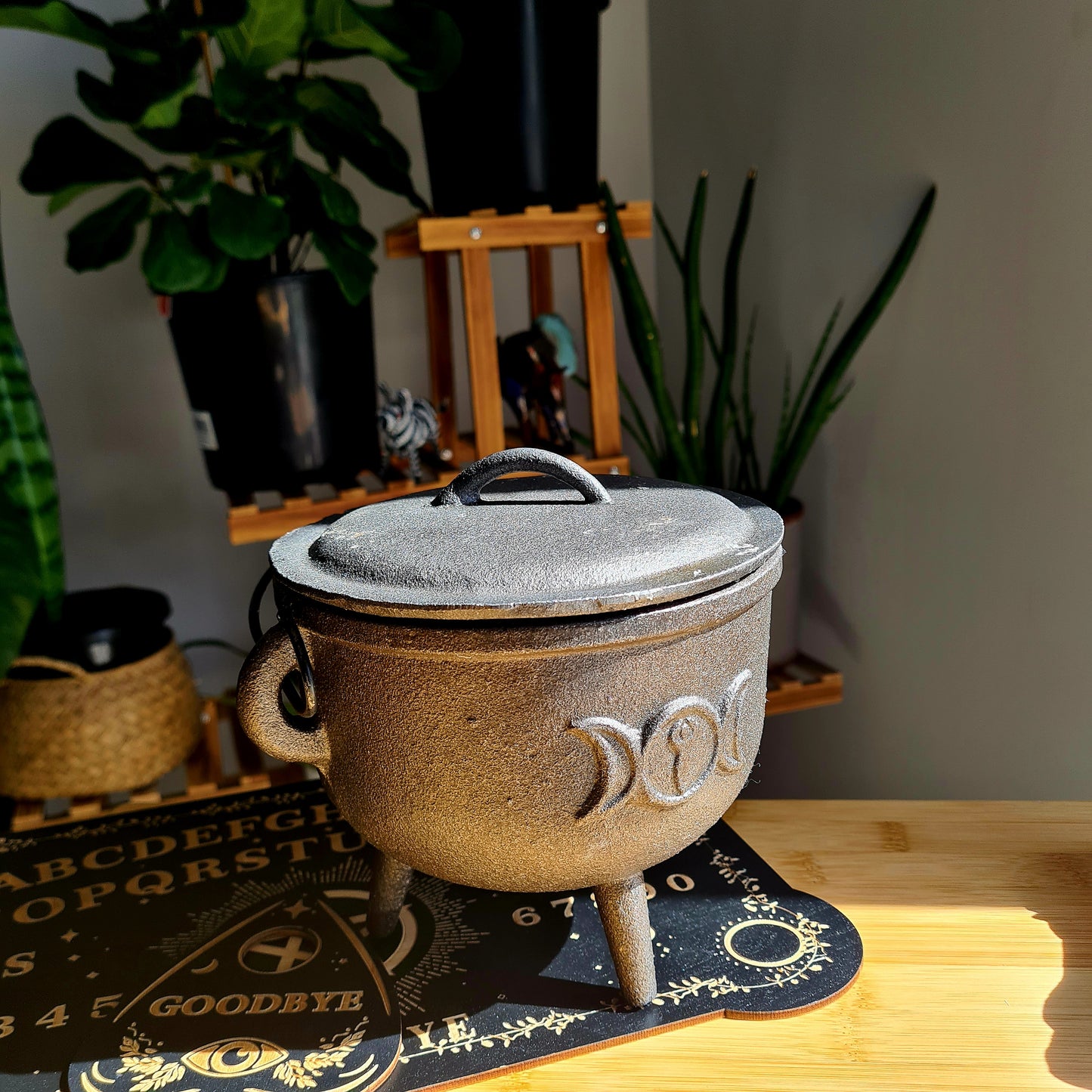 16cm Cast Iron Cauldron with lid.