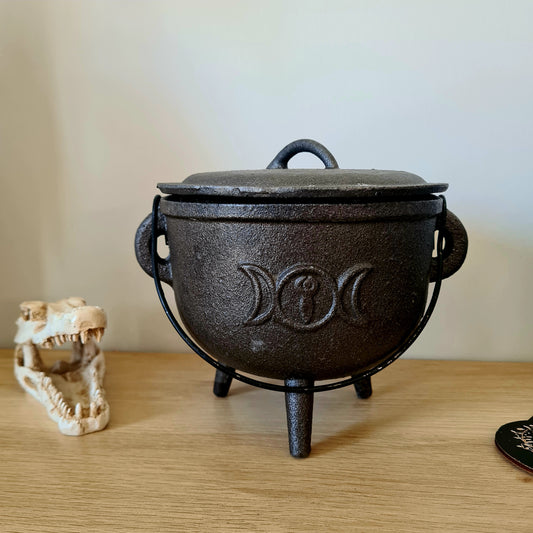 16cm Cast Iron Cauldron with lid.